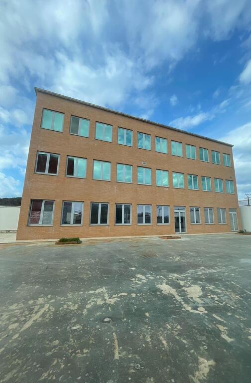 JEPET ME QERA KAPANON 600M2+OBORR 2400 EURO KOMBINAT