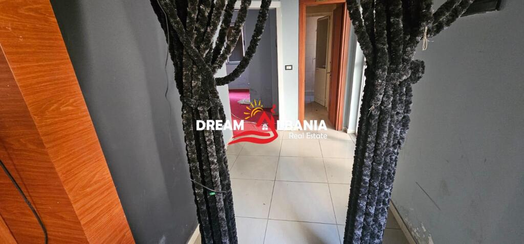Dyqan ne shitje ne Fresk, afer Gjimnazit Luan Hajdaraga ne Fresk (ID 4171608)