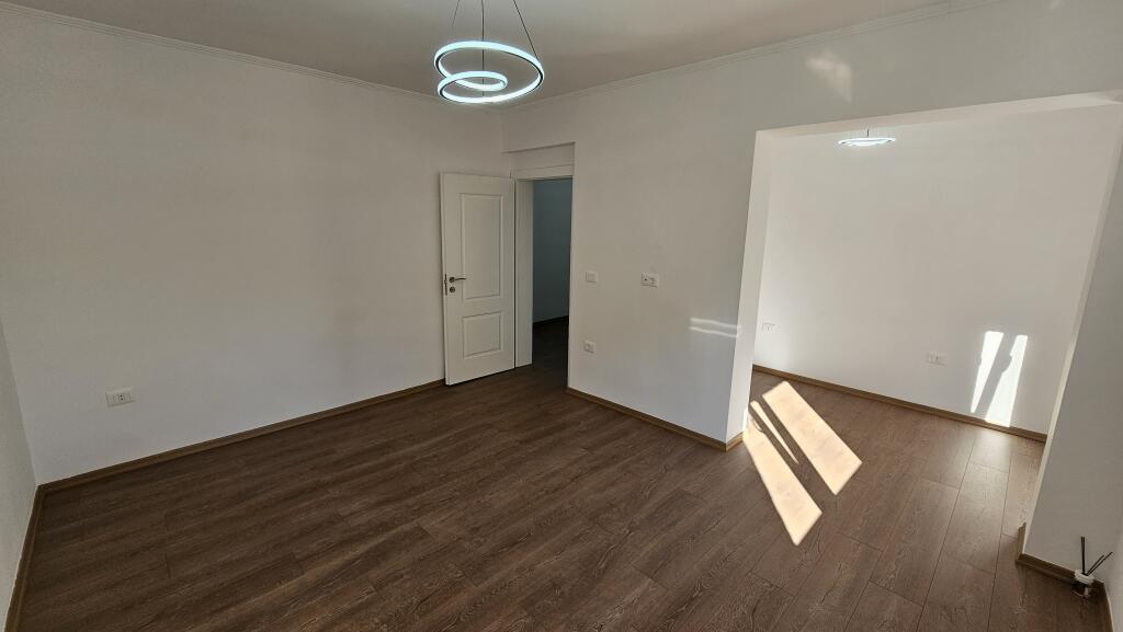 Shitet apartament 2+1 ne Xhamllik!