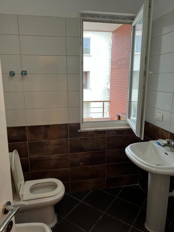 🏙️ Shitet Apartament 2+1+2 pranë Hotel Radisson – Liqeni i Thatë