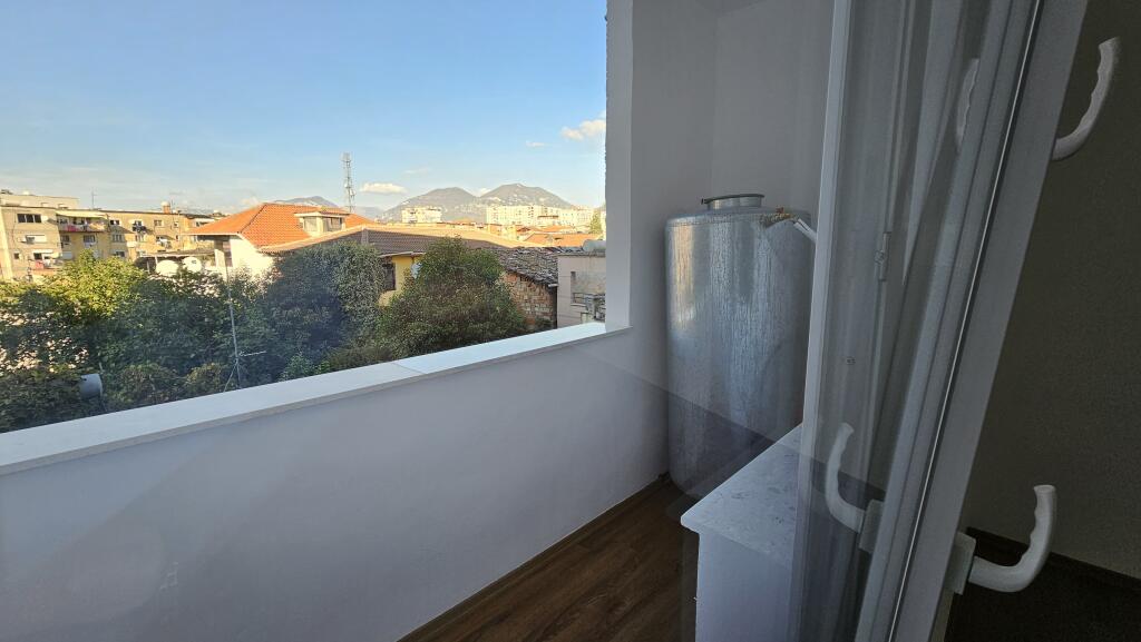 Shitet apartament 2+1 ne Xhamllik!