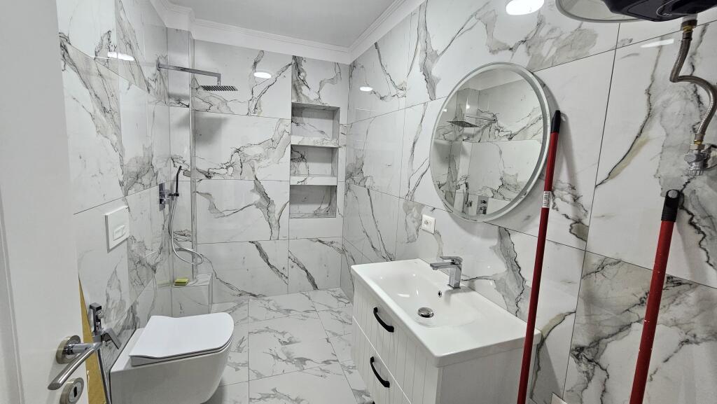 Shitet apartament 2+1 ne Xhamllik!