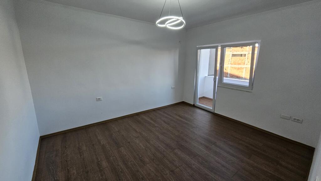 Shitet apartament 2+1 ne Xhamllik!