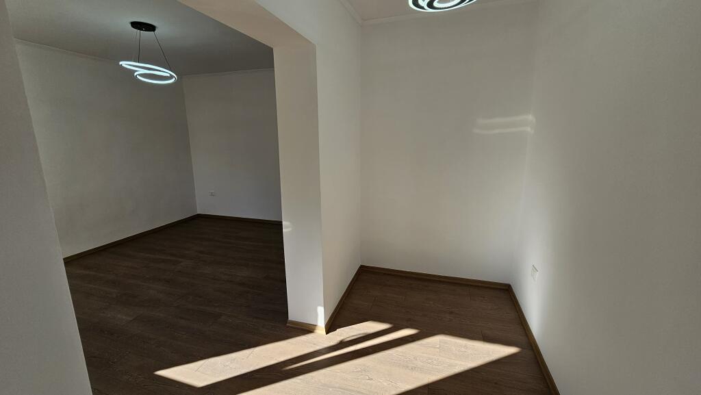 Shitet apartament 2+1 ne Xhamllik!