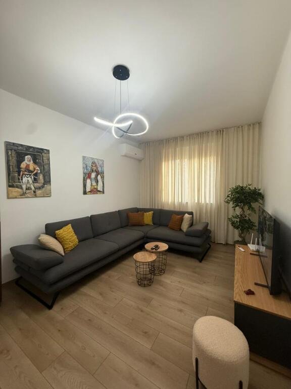 🏠JEPET ME QIRA Apartament 2+1 📍Rruga e Durresit, Qender 💶900€ ✨Mobilim modern