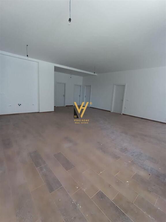 UFFICIO 150 M2 IN AFFITTO A XHAMLLIK, COMPLESSO ZIRKON 95.000 LEKE