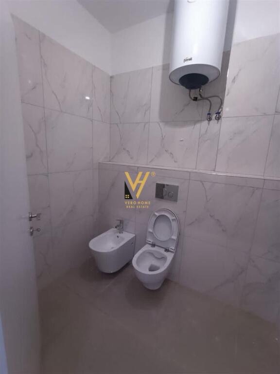 UFFICIO 150 M2 IN AFFITTO A XHAMLLIK, COMPLESSO ZIRKON 95.000 LEKE