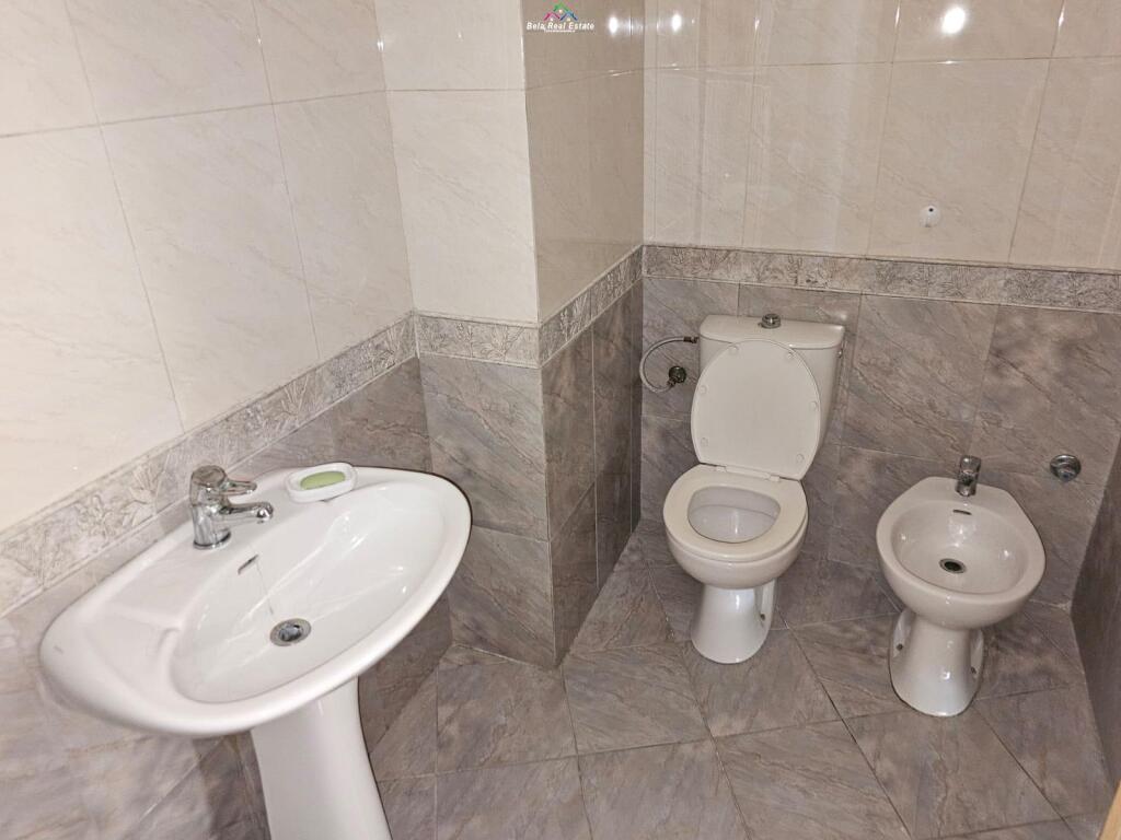 Ufficio in Affitto 2+1 presso l'Ex Esposizione (ID BZ2716) Tirana​