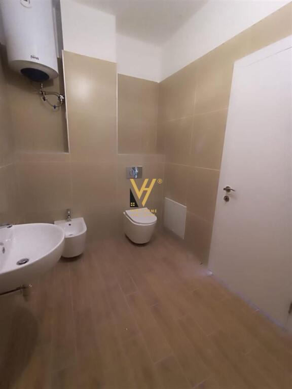 UFFICIO 150 M2 IN AFFITTO A XHAMLLIK, COMPLESSO ZIRKON 95.000 LEKE