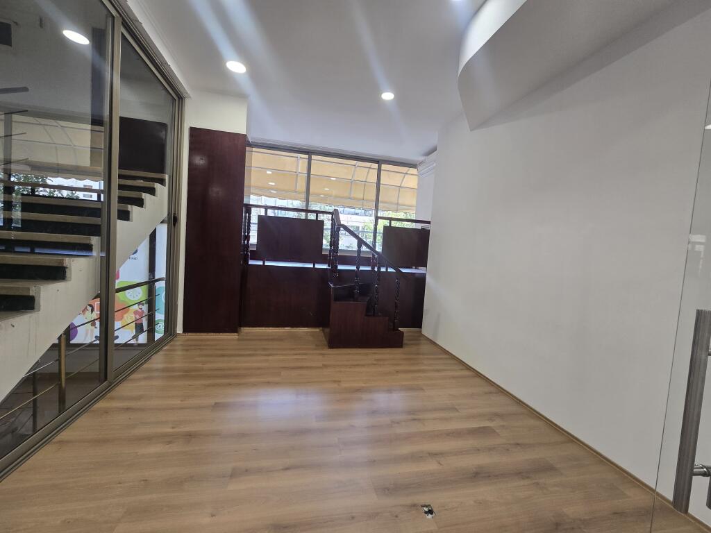 Ufficio in Affitto in Centro, Vicino a Tirana International Hotel