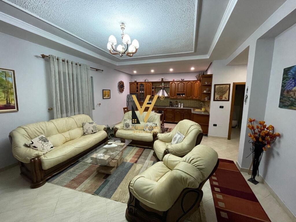 VILLA DI 3 PIANI IN AFFITTO A QSUT 1.000 EURO