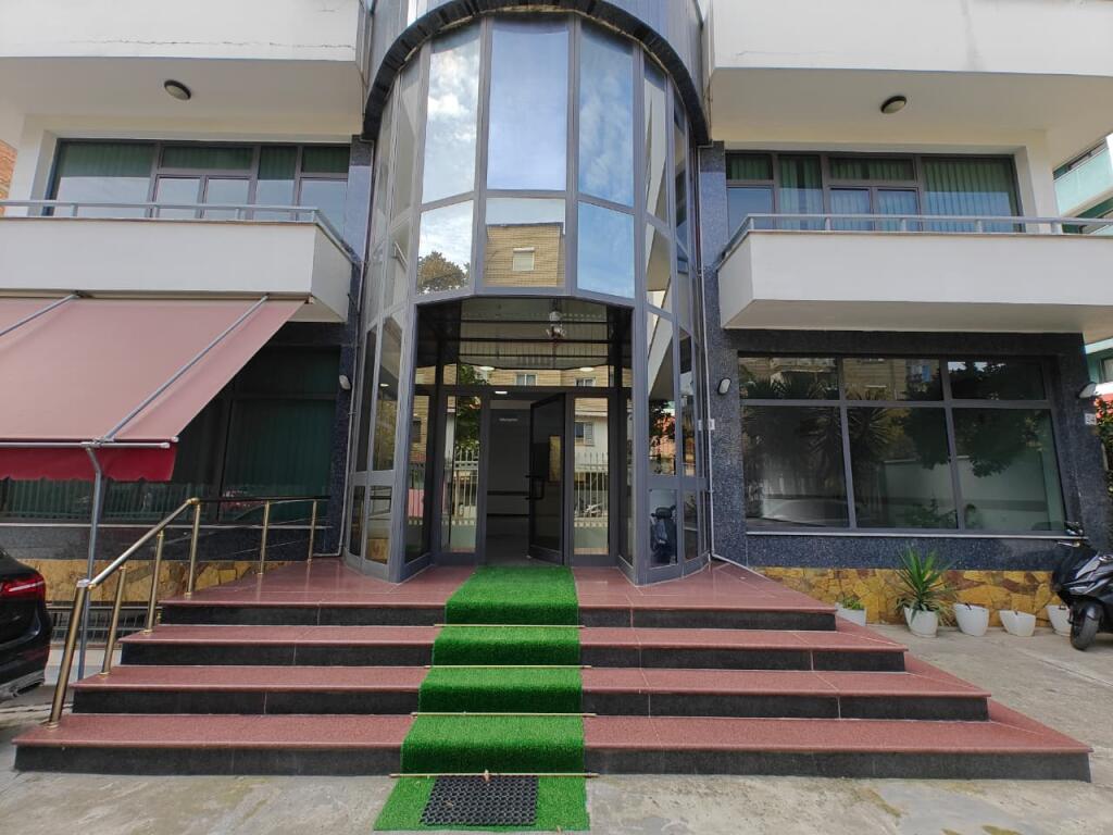 IN AFFITTO, LOCALI COMMERCIALI, VETRINA, TIRANA MLS # 530581008-44