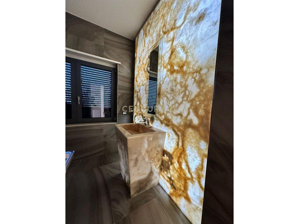 Jepet me qira apartament luksoz 1+1 tek Ring Center – Tiranë