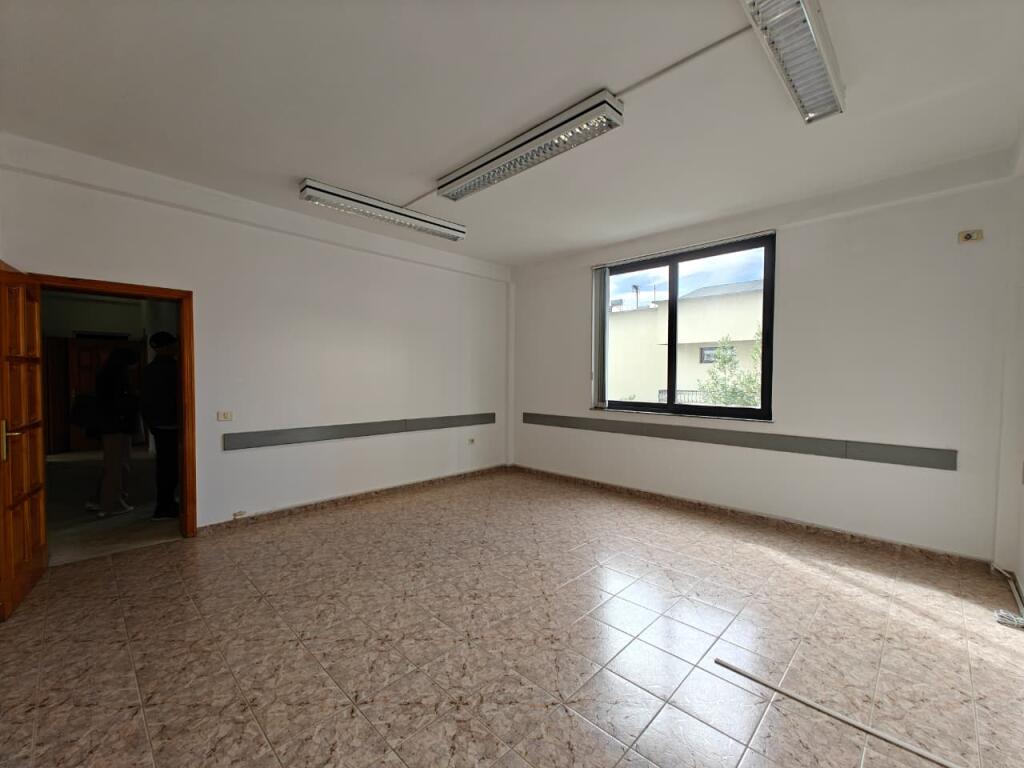 IN AFFITTO, LOCALI COMMERCIALI, VETRINA, TIRANA MLS # 530581008-44