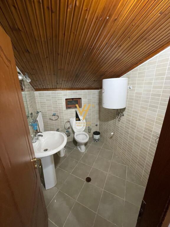 VILLA DI 3 PIANI IN AFFITTO A QSUT 1.000 EURO