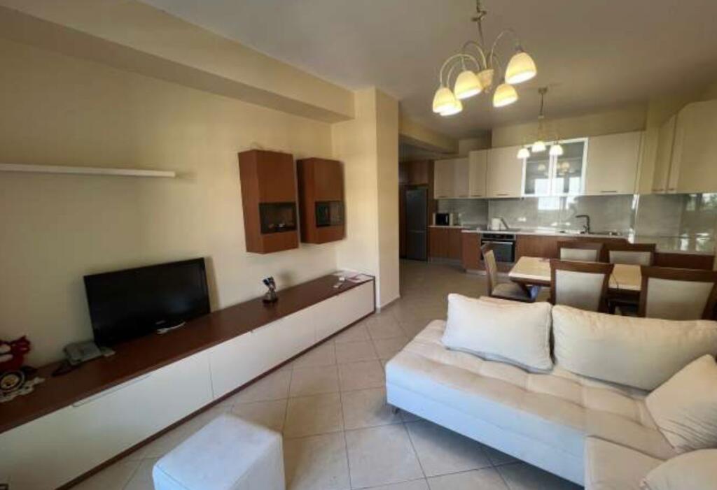 🏠 Appartamento in affitto – 2+1+2, Zogu i Zi (di fronte a Ring Center) 📍 6° piano, palazzo nuovo con ascensore 🛋 Completamente arredato, condizioni molto buone 💶 Prezzo: 700€ / mese