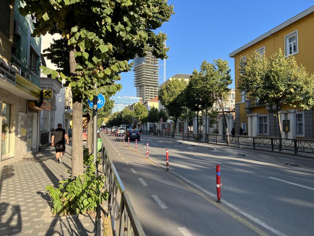 Ambjent Zyre me qera buze rruges se Durresit ne Tirane (ID 42711142)