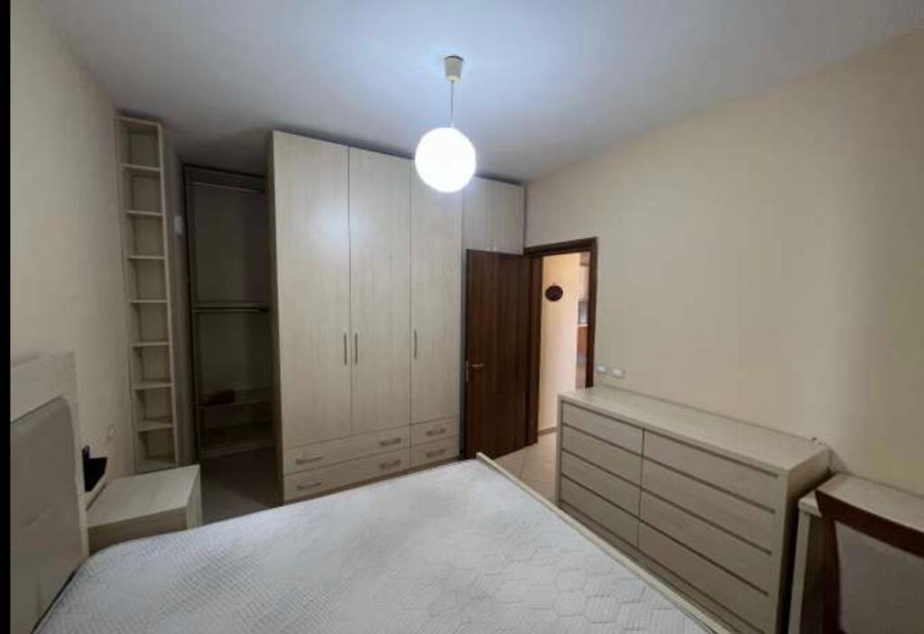 🏠 Appartamento in affitto – 2+1+2, Zogu i Zi (di fronte a Ring Center) 📍 6° piano, palazzo nuovo con ascensore 🛋 Completamente arredato, condizioni molto buone 💶 Prezzo: 700€ / mese