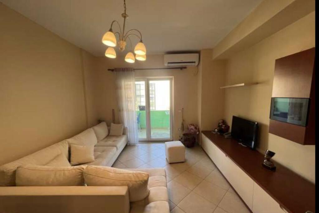 🏠 Appartamento in affitto – 2+1+2, Zogu i Zi (di fronte a Ring Center) 📍 6° piano, palazzo nuovo con ascensore 🛋 Completamente arredato, condizioni molto buone 💶 Prezzo: 700€ / mese