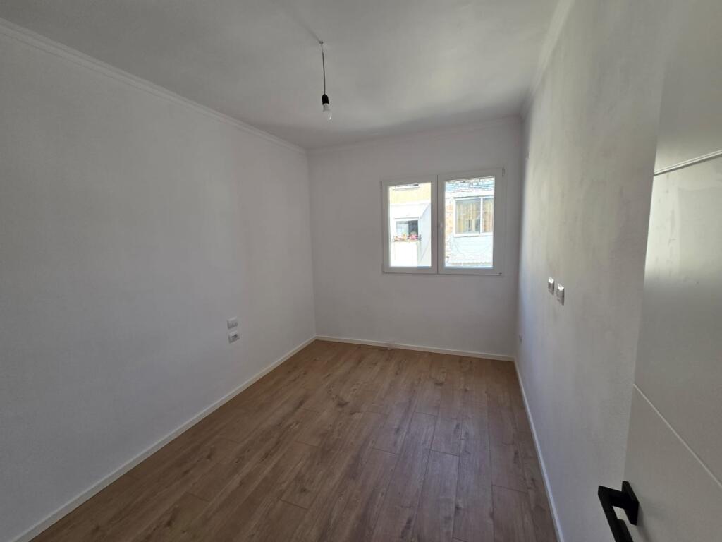 2+1, invested 5th floor without elevator, Don Bosko near the artist, 128,000 euros