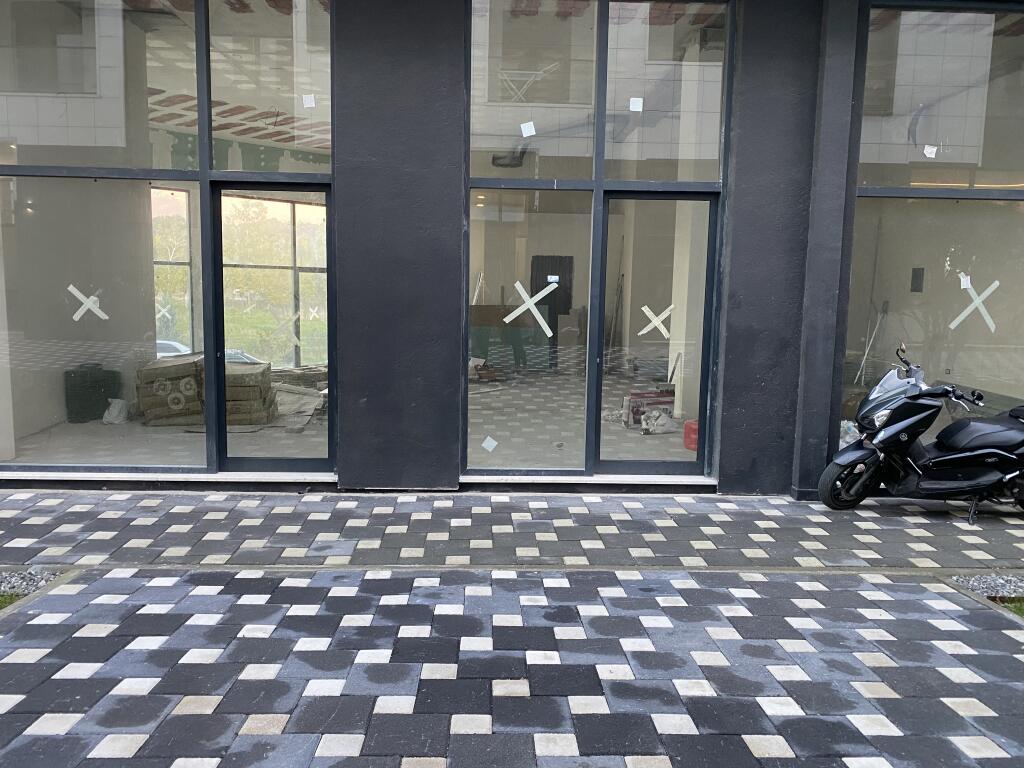 Shop by the road, dry lake, price 3000.000 leke with 2 parking spaces