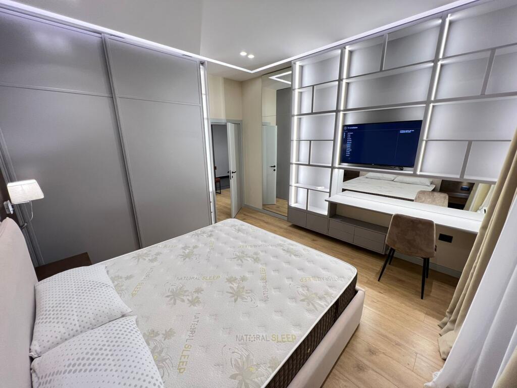 🏡 Jepet Apartament me Qira – 1+1 + Parking 📍 Rruga e Kavajës, Square 21