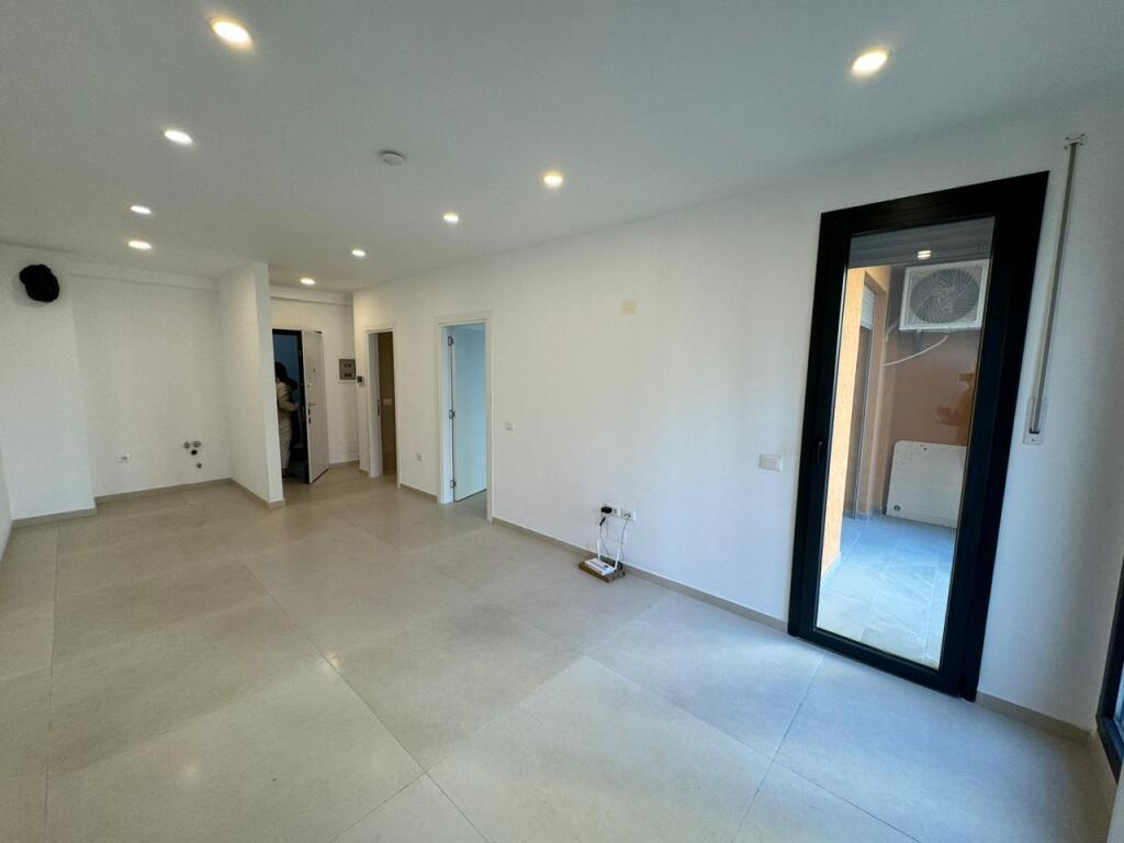 🏢Kongresi i Manastirit Street, Zirkon Complex, business unit for rent, empty 50,000 Leke (net)