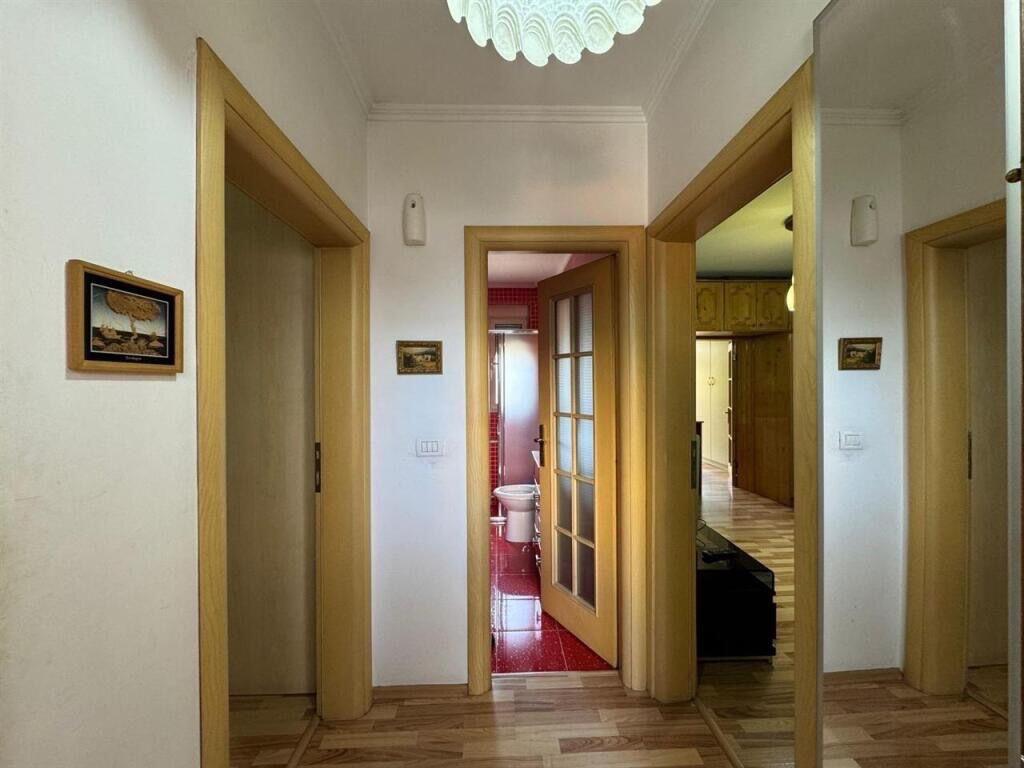 2+1, 3° piano edificio esistente, in via Fortuzi, prezzo 650 mila lek