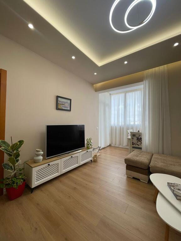 🏡 Affittasi Appartamento 1+1 📍 Di fronte a Delijorgji, al Palazzo Genius, vicino a Tibo e Comodita💶 Affitto: 70.000 lek / mese (poco trattabile)
