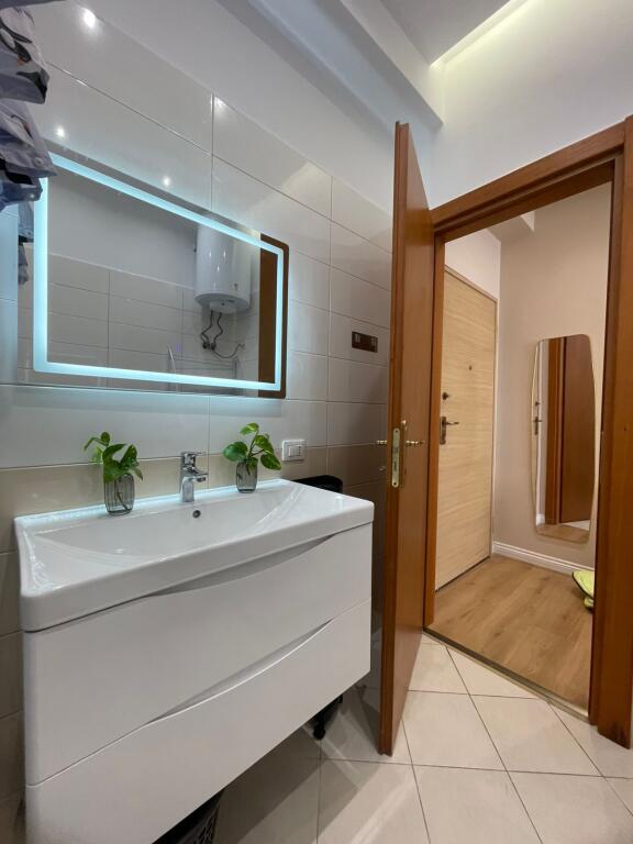 🏡 Affittasi Appartamento 1+1 📍 Di fronte a Delijorgji, al Palazzo Genius, vicino a Tibo e Comodita💶 Affitto: 70.000 lek / mese (poco trattabile)