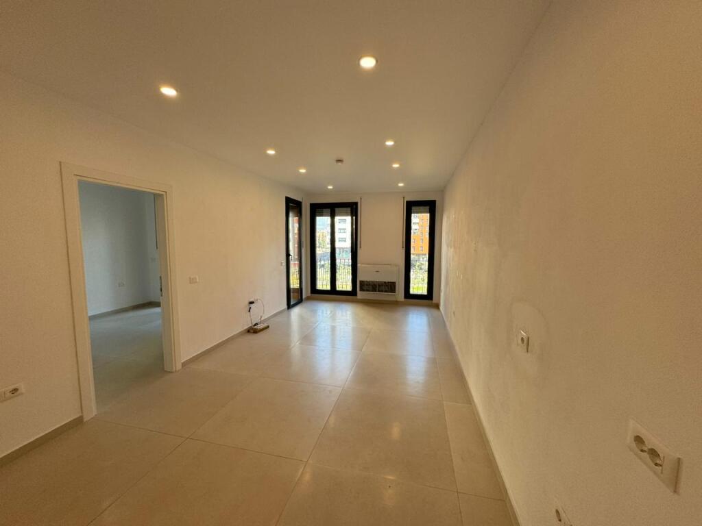 🏢Kongresi i Manastirit Street, Zirkon Complex, business unit for rent, empty 50,000 Leke (net)