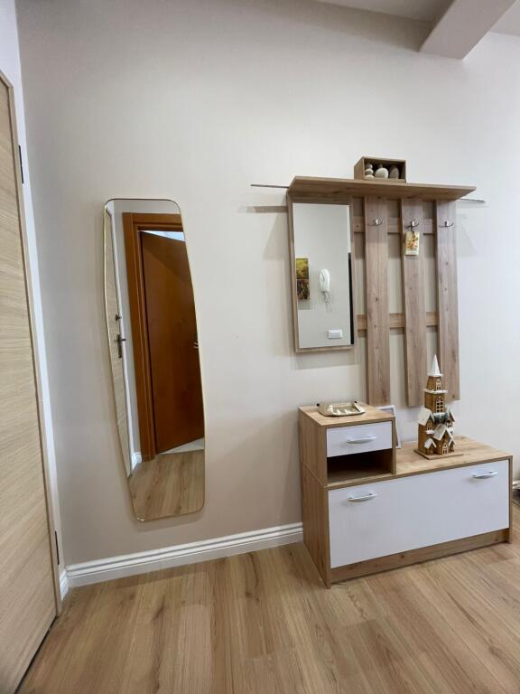 🏡 Affittasi Appartamento 1+1 📍 Di fronte a Delijorgji, al Palazzo Genius, vicino a Tibo e Comodita💶 Affitto: 70.000 lek / mese (poco trattabile)