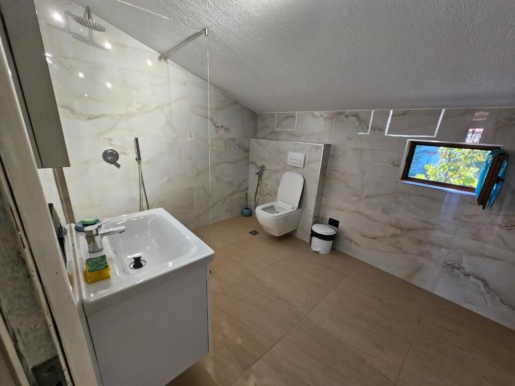 🏡 Qira 3+1+2 – Rruga Nikollë Filja, Tiranë