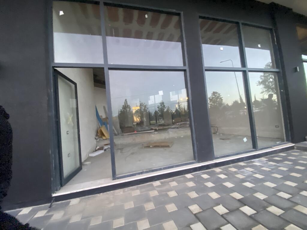 Shop by the road, dry lake, price 3000.000 leke with 2 parking spaces