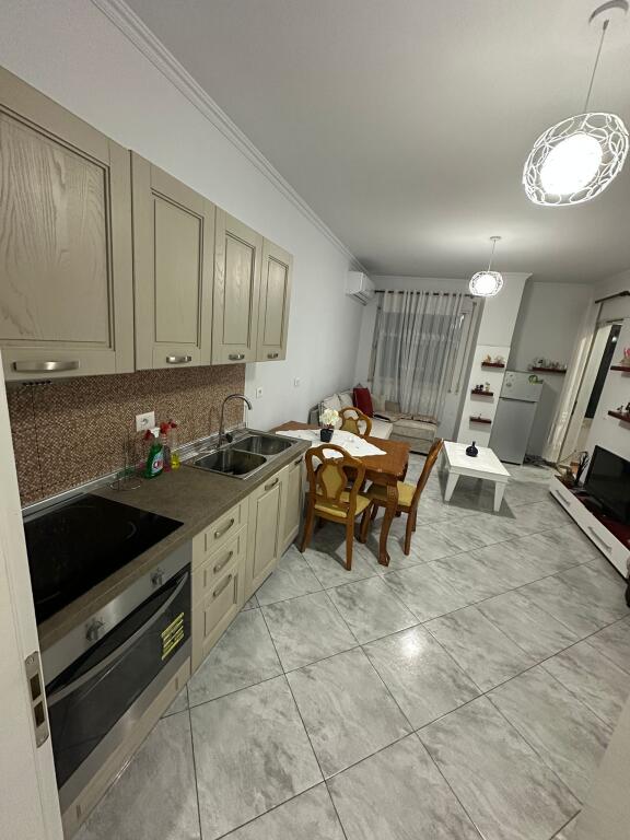 2+1,i mobiluar te oslo bar ne astir,cmimi 500 euro