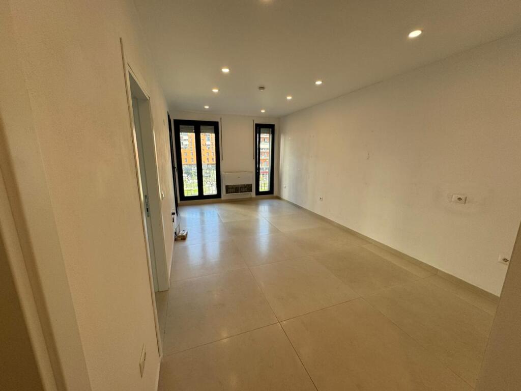 🏢Kongresi i Manastirit Street, Zirkon Complex, business unit for rent, empty 50,000 Leke (net)