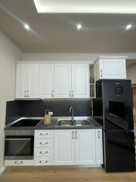 🏡 Affittasi Appartamento 1+1 📍 Di fronte a Delijorgji, al Palazzo Genius, vicino a Tibo e Comodita💶 Affitto: 70.000 lek / mese (poco trattabile)