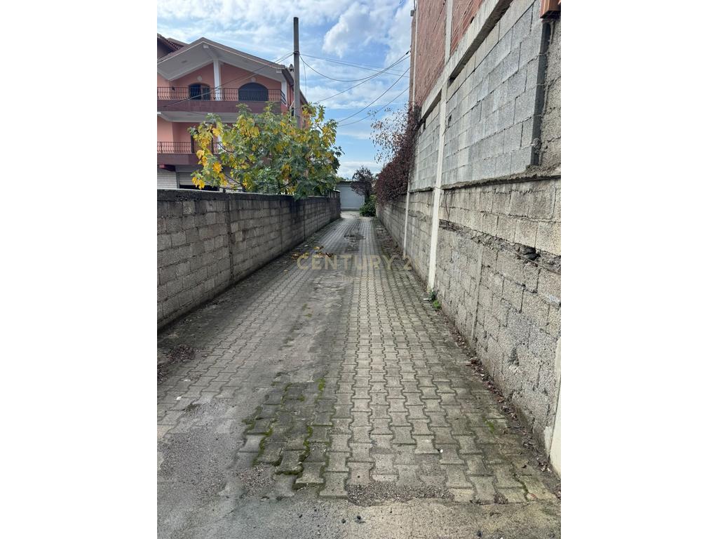 Villa In Affitto vicino a Casa Italia, Tirana - 2000€!