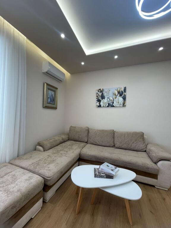 🏡 Affittasi Appartamento 1+1 📍 Di fronte a Delijorgji, al Palazzo Genius, vicino a Tibo e Comodita💶 Affitto: 70.000 lek / mese (poco trattabile)