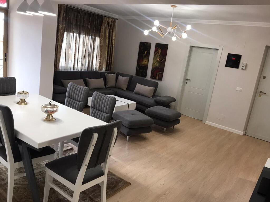 📣 Appartamento 3+1 in affitto nel centro di Tirana 📍 Dietro Piazza