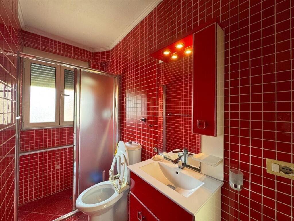 2+1, 3° piano edificio esistente, in via Fortuzi, prezzo 650 mila lek