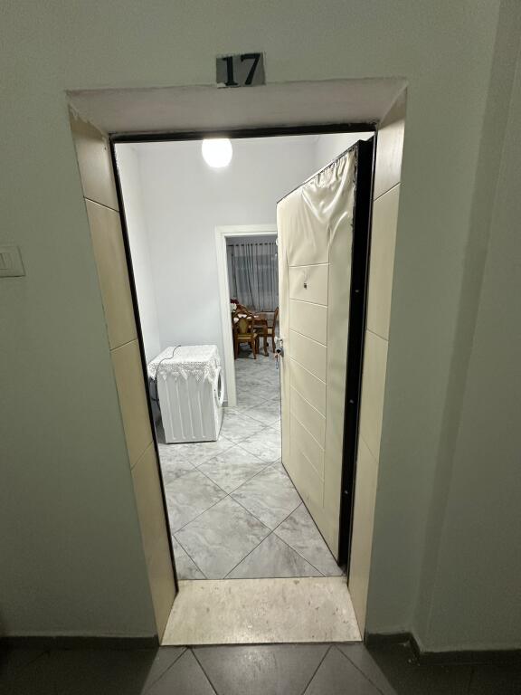2+1,i mobiluar te oslo bar ne astir,cmimi 500 euro