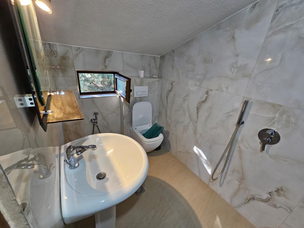 🏡 Qira 3+1+2 – Rruga Nikollë Filja, Tiranë