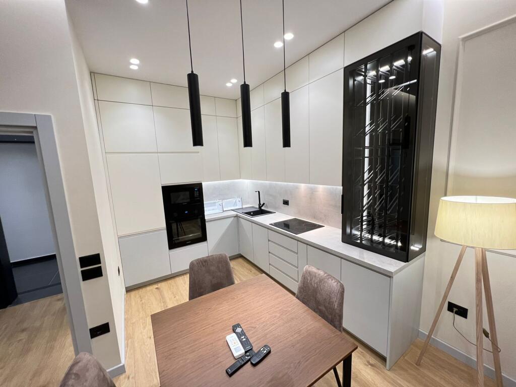 🏡 Jepet Apartament me Qira – 1+1 + Parking 📍 Rruga e Kavajës, Square 21