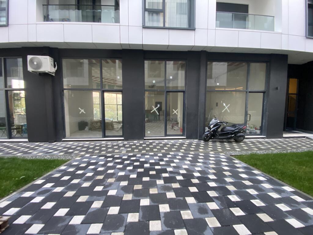 Shop by the road, dry lake, price 3000.000 leke with 2 parking spaces