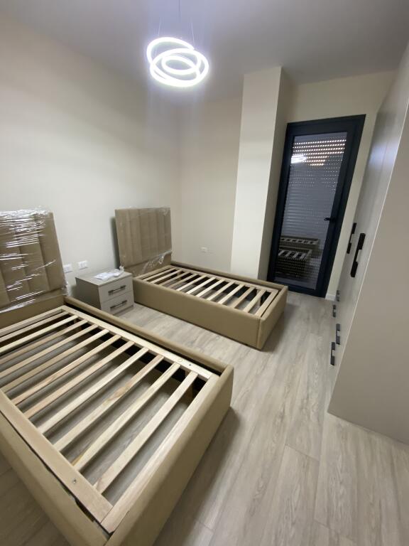 2+1,arredato per la prima volta,lago asciutto,1000 euro con parcheggio