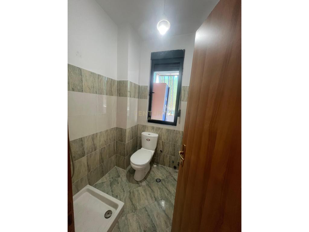 JAPIM ME QIRA APARTAMENT 3+1+2 TEK MINISTRIA E JASHTME !