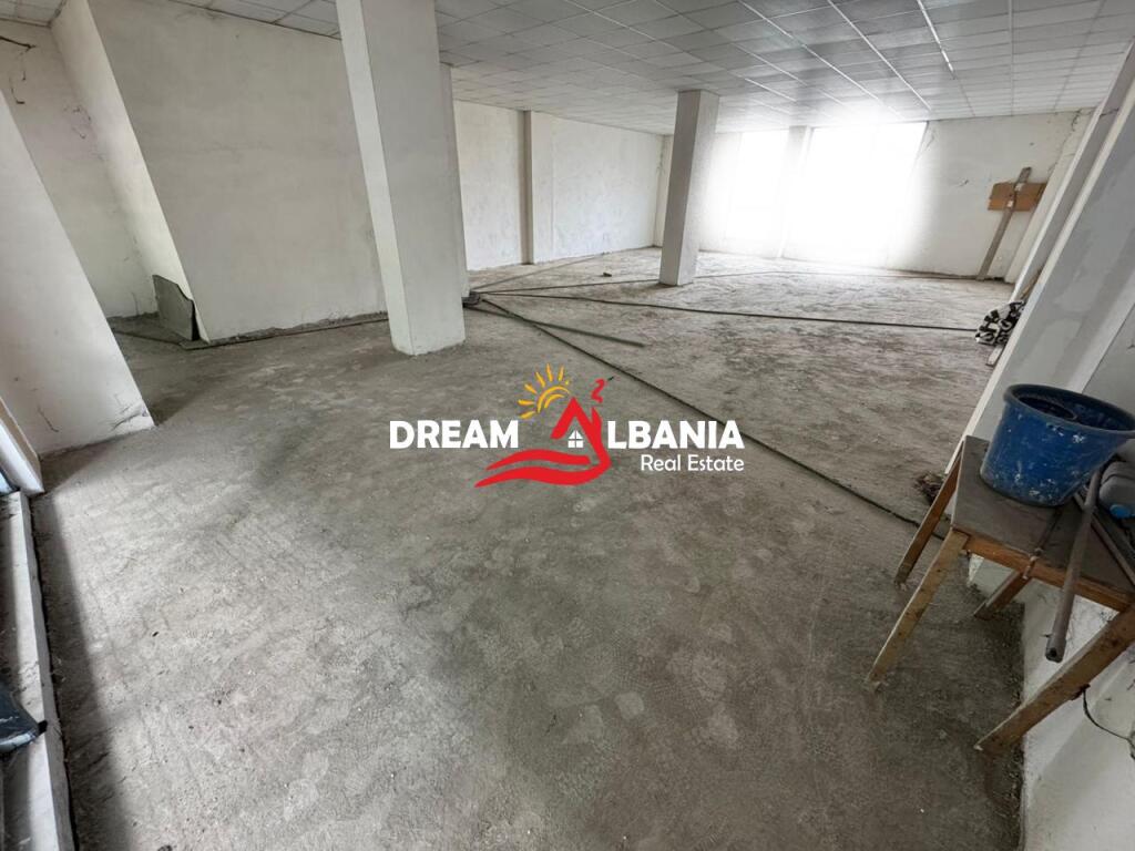 Locale in vendita, fronte strada presso Via Dritan Hoxha, a Tirana ID (4161082)