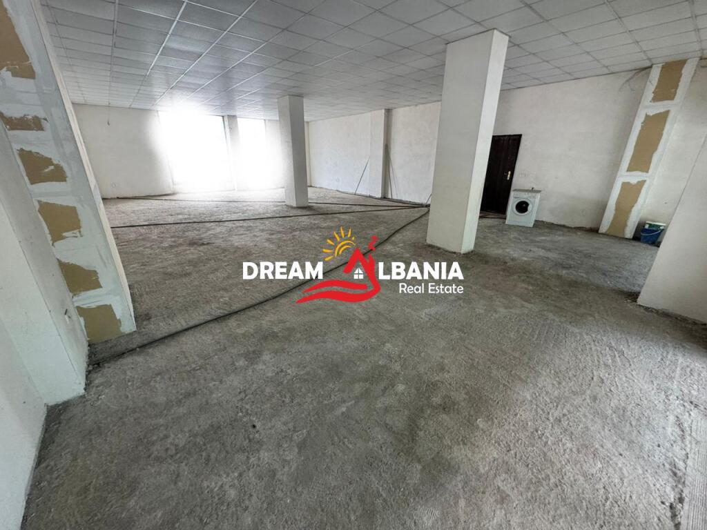 Locale in vendita, fronte strada presso Via Dritan Hoxha, a Tirana ID (4161082)