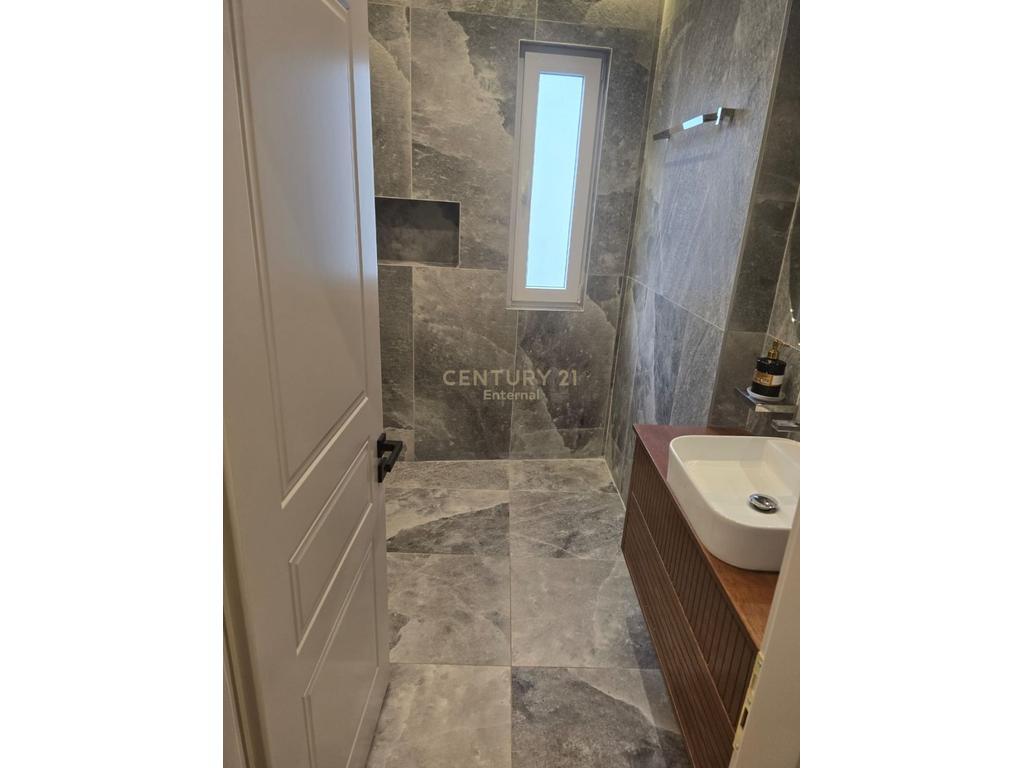 🏡 Shitet Apartament 2+1+2 me Post Parkimi – River Residence, Tiranë